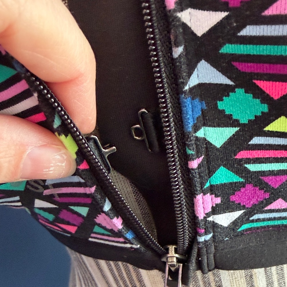 VSX Multicolor Geometric Sports Bra - Picture 6 of 9